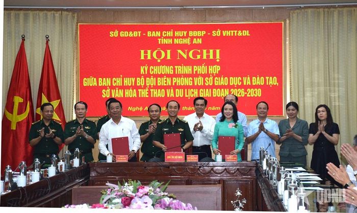 Lễ ký chương trình phối hợp giữa các đơn vị. 