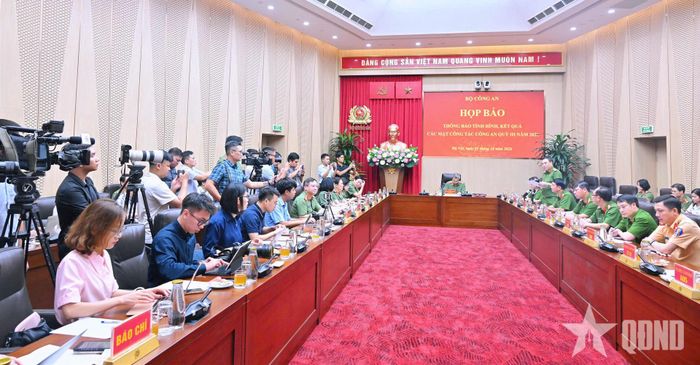  Quang cảnh họp báo.