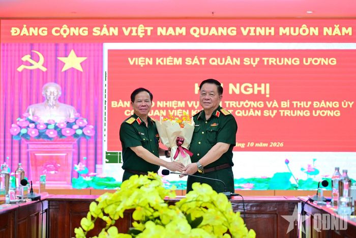 Đại tướng Nguyễn Trọng Nghĩa chúc mừng Trung tướng Tạ Quang Khải.