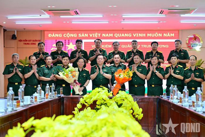 Đại tướng Nguyễn Trọng Nghĩa và các đại biểu chúc mừng Trung tướng Tạ Quang Khải và Thiếu tướng Nguyễn Thanh Phong.