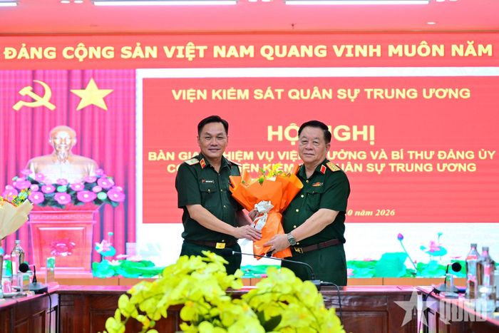 Đại tướng Nguyễn Trọng Nghĩa chúc mừng Thiếu tướng Nguyễn Thanh Phong.