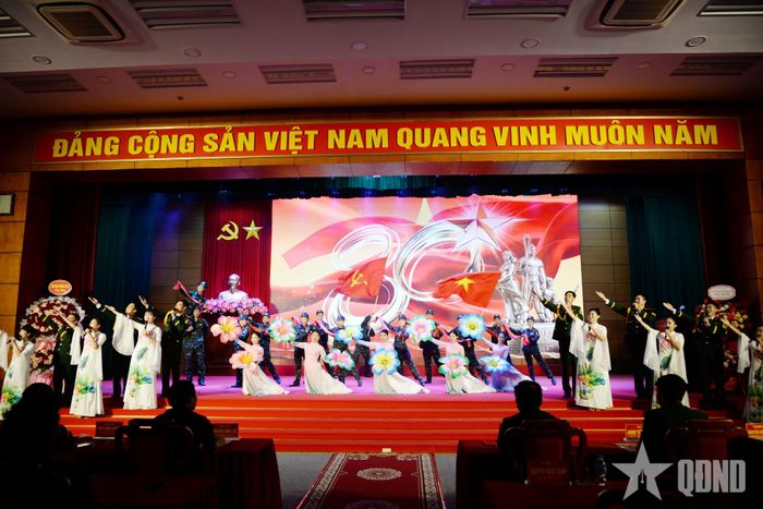 Tiết mục văn nghệ của cán bộ, chiến sĩ Sư đoàn 301 và đơn vị kết nghĩa. 