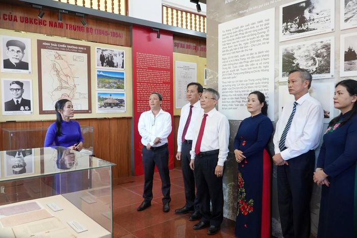 Các đại biểu tham quan nhà lưu niệm trong di tích Trụ sở Ủy ban Kháng chiến - Hành chính Nam Trung Bộ.