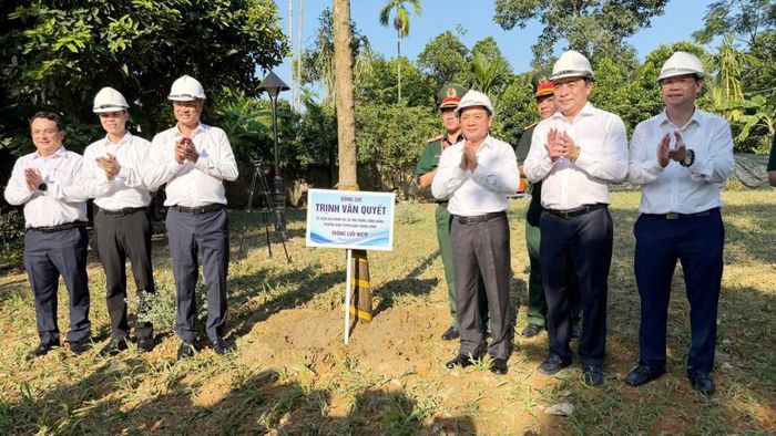 Trưởng Ban Tuyên giáo Trung ương Trịnh Văn Quyết cùng đoàn công tác trồng cây trong khuôn viên Nhà lưu niệm cụ Huỳnh Thúc Kháng.