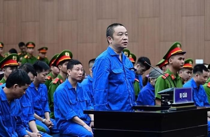 VKS đề nghị tuyên phạt bị cáo Nguyễn Thị Mai Anh tổng cộng 30 năm tù và bị cáo Trần Văn Trường (cựu Viện trưởng VPYTTTƯ) 20 năm tù.