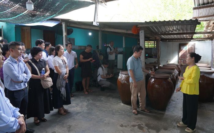 Các đại biểu tham quan cơ sở sản xuất nước mắm truyền thống Ngọc Lan.