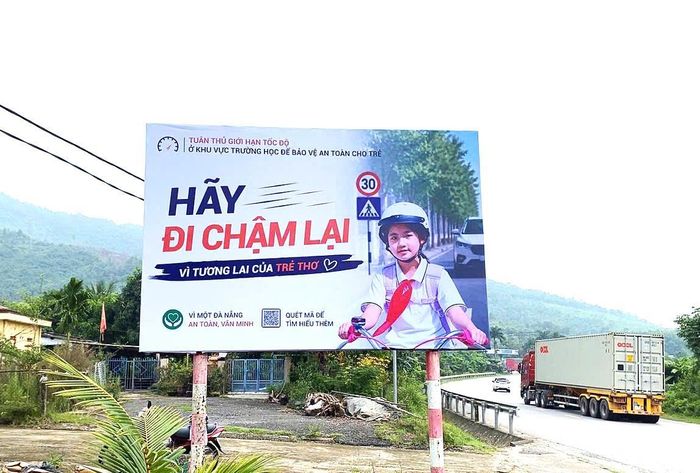 Lắp dựng pa-nô trên đường giao thông để quảng bá Chiến dịch truyền thông.