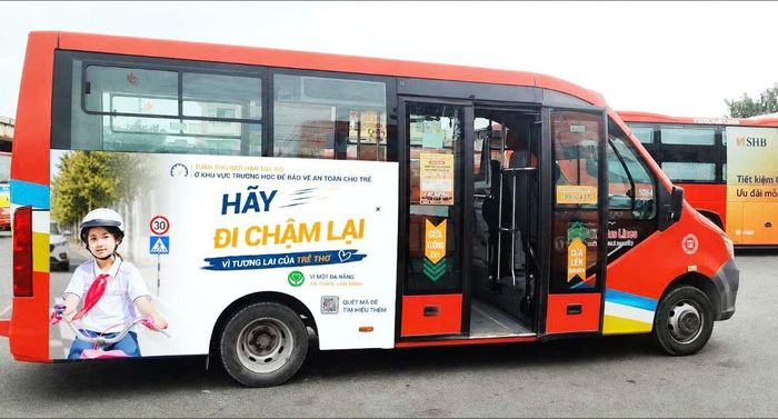 Dán decal trên xe buýt để quảng bá Chiến dịch truyền thông.