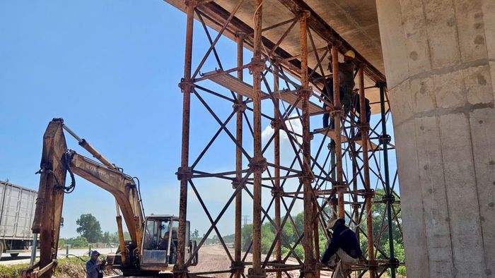 Công nhân đang gấp rút thi công để đảm bảo tiến độ dự án.