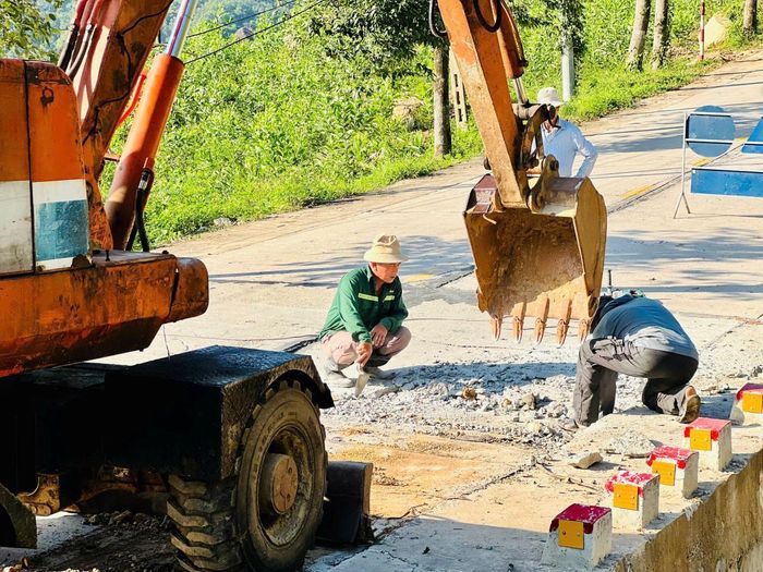 Công nhân tiến hành đào bỏ lớp bê - tông đã nứt vỡ.