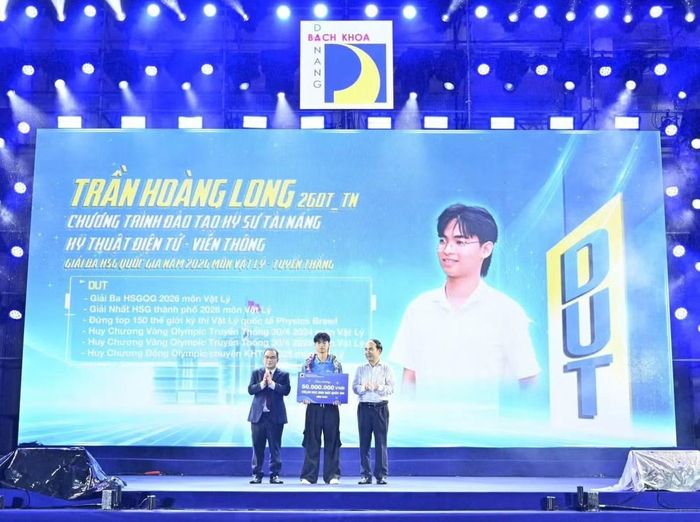 TS Phan Minh Đức - Phó Giám đốc ĐH Đà Nẵng và PGS. TS Nguyễn Hữu Hiếu - Hiệu trưởng trường ĐH Bách khoa khen thưởng và vinh danh Tân sinh viên Trần Hoàng Long - đoạt giải Ba học sinh Giỏi quốc gia.