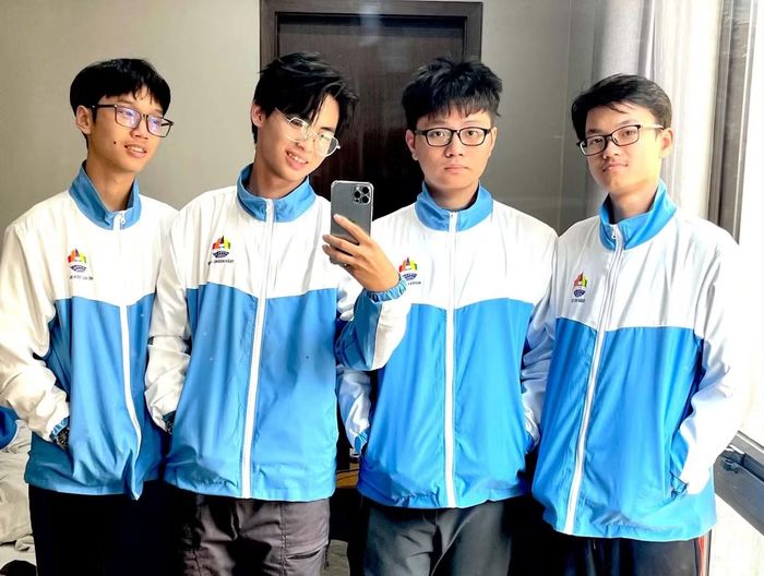 Long (thứ hai, từ trái sang) cùng các bạn tham gia học đội tuyển Học sinh Giỏi quốc gia môn Vật lí năm 2026, tại Hà Nội.
