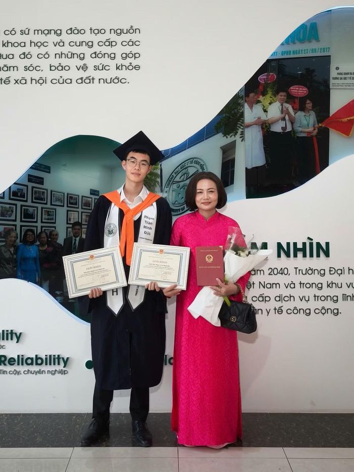 Minh Đức cùng mẹ trong ngày nhận bằng tốt nghiệp.