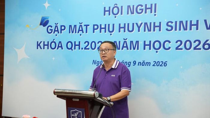 TS Đỗ Tuấn Minh – Hiệu trưởng Trường Đại học Ngoại ngữ - Đại học Quốc gia Hà Nội (ULIS) phát biểu tại Hội nghị gặp mặt phụ huynh khoá QH.2026 được tổ chức vào ngày 30/9/2026. Trước đó, năm 2020 ông cũng đã viết một tâm thư để giảng viên giảm tải, giảm yêu cầu, giảm kỳ vọng vào sinh viên được "viral" trên mạng xã hội.