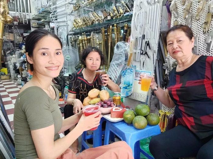 Chị và mẹ chồng đảm nhiệm ca ban ngày (Ảnh: Nhân vật cung cấp).