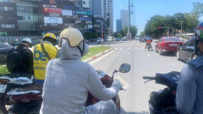  Nắng nóng tại Hà Nội hơn 36 độ C vào trưa 30-9. Dự báo từ hôm nay 1-10, nắng nóng giảm nhưng trời còn oi nóng. Ảnh: PHÚC HẬU 