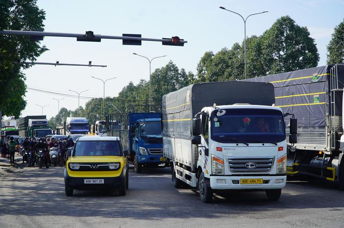 Nhiều phương tiện trên quốc lộ 51 hướng về ngã tư Vũng Tàu cũng phải đứng chờ. Ảnh: PHÚ NGÂN