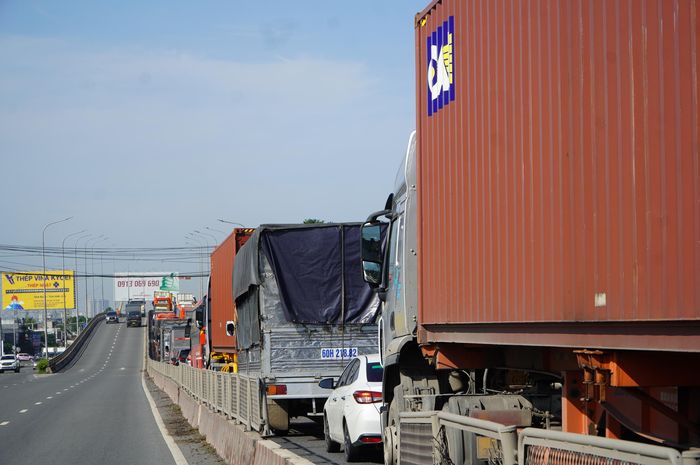 Xe tải, xe đầu kéo nối đuôi nhau nhiều kilômét tiếp tục đổ dồn trên quốc lộ 1 đổ về hướng TPHCM. Ảnh: PHÚ NGÂN