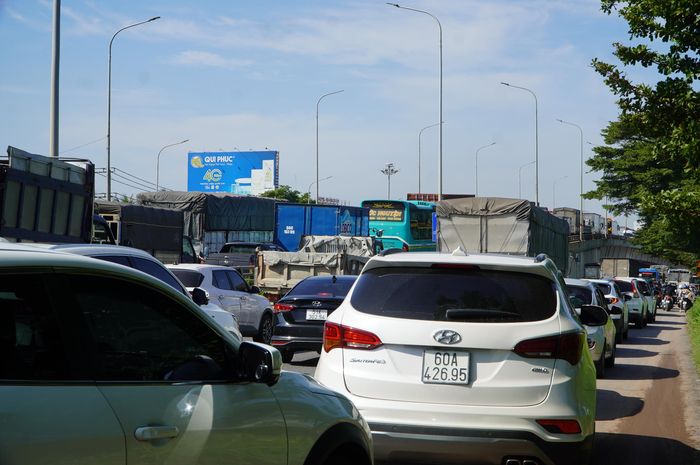 Phương tiện nhích từng chút qua khu vực ngã tư Vũng Tàu. Ảnh: PHÚ NGÂN