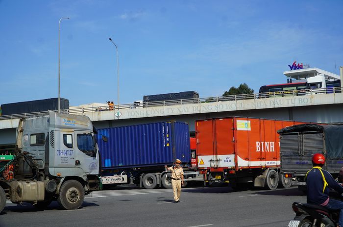 Lực lượng CSGT Đồng Nai điều tiết phương tiện qua ngã tư Vũng Tàu. Ảnh: PHÚ NGÂN