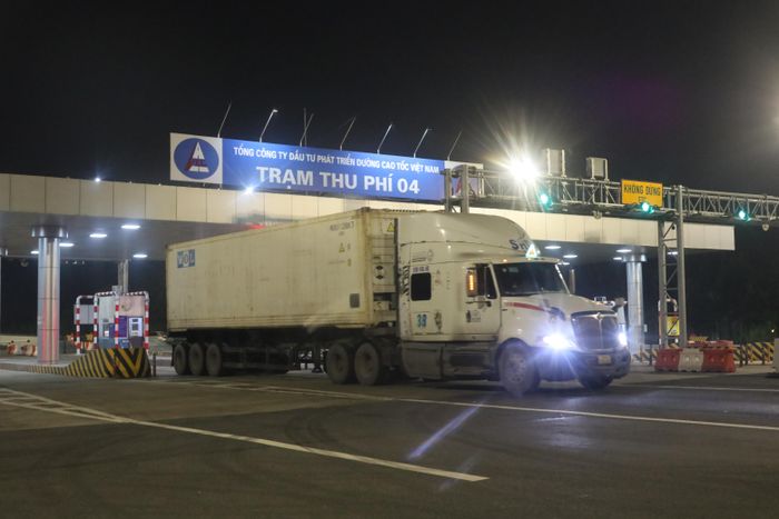 Xe container qua trạm thu phí số 4 trên cao tốc Bến Lức - Long Thành rạng sáng 1-10. Ảnh: QUỐC HÙNG