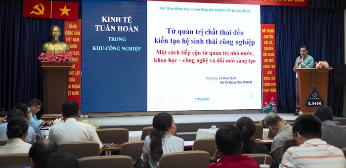 PGS-TS Lê Hoài Quốc trình bày tham luận tại hội thảo. ẢNH QUANG HUY