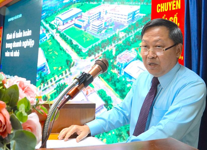 GS.TS Nguyễn Văn Phước phát biểu định hướng giải pháp kinh tế tuần hoàn. ẢNH QUANG HUY