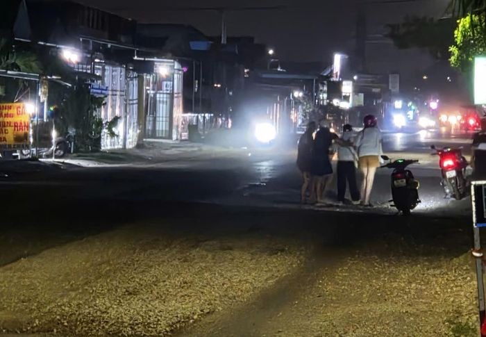Một trường hợp điều khiển xe máy bị ngã trên đoạn đường đang thi công vào tối 27-9