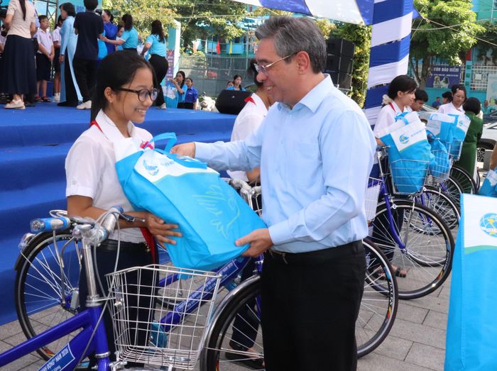  Phó Bí thư Thành ủy TPHCM Nguyễn Phước Lộc trao quà và xe đạp tặng nữ sinh có hoàn cảnh khó khăn. Ảnh: THÁI PHƯƠNG 