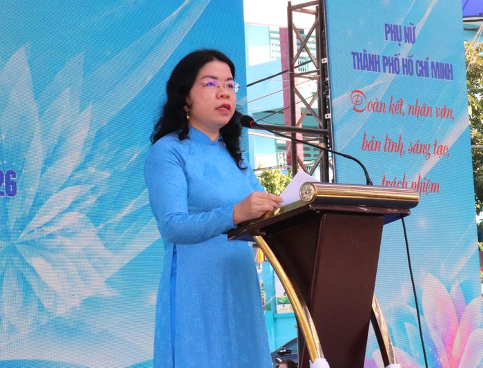  Chủ tịch Hội LHPN TPHCM Nguyễn Thị Ngọc Xuân phát biểu tại chương trình. Ảnh: THÁI PHƯƠNG 
