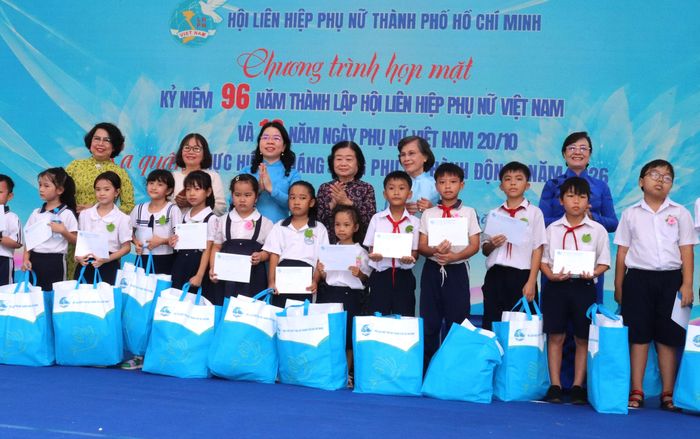  Nguyên Phó Chủ tịch nước Trương Mỹ Hoa và các đại biểu trao học bổng và quà tặng học sinh. Ảnh: THÁI PHƯƠNG 