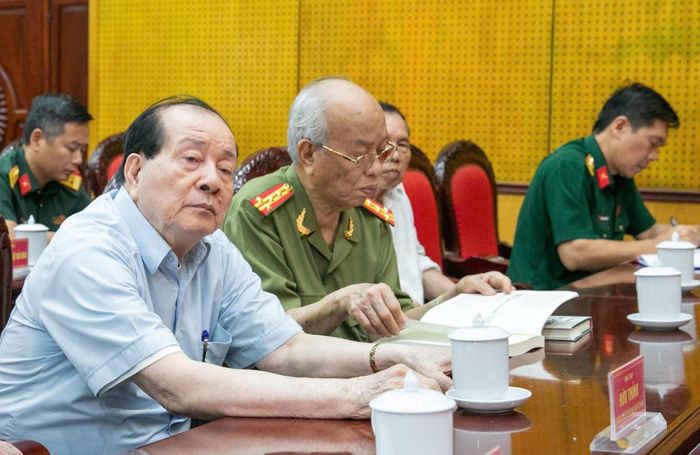  Nhiều cây bút, cộng tác viên thân thiết với Tạp chí Văn nghệ Quân đội tham dự hội thảo. Ảnh: HOÀNG OANH 