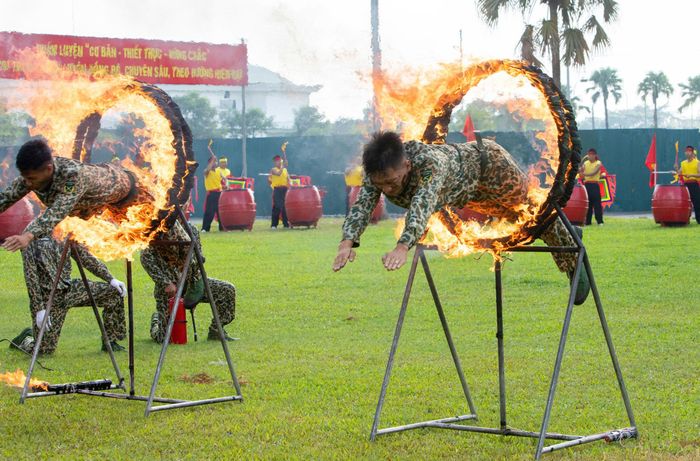  Các chiến sĩ đặc công biểu diễn chào mừng hội thảo. Ảnh: NGUYỄN OANH 