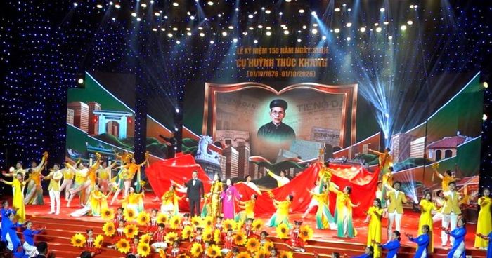  Chương trình nghệ thuật tại Lễ kỷ niệm 150 năm Ngày sinh cụ Huỳnh Thúc Kháng. Ảnh: XUÂN QUỲNH 