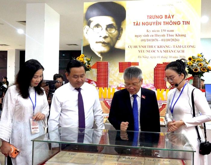  Các đại biểu xem triển lãm về cụ Huỳnh Thúc Kháng. Ảnh: XUÂN QUỲNH 