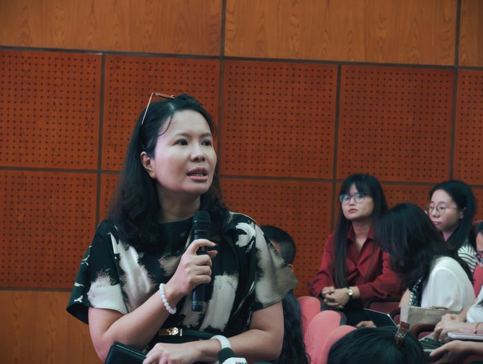  Bà Vũ Nữ Anh, Phó Vụ trưởng Vụ Bảo hiểm y tế, Bộ Y tế, trao đổi tại họp báo 