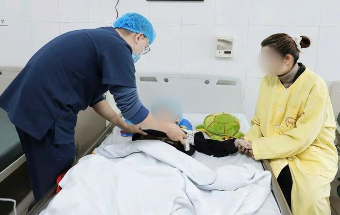  Điều trị bệnh nhân nhiễm cúm tại cơ sở y tế. Ảnh: THU THẢO 
