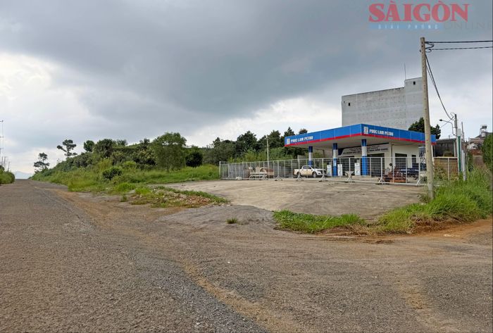  Nhiều người dân, cơ sở kinh doanh xây dựng, kết nối với tuyến đường tránh. Ảnh: ĐOÀN KIÊN 