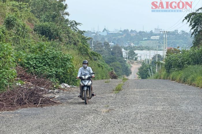  Hàng ngày người dân vẫn phải lưu thông trên "đường cấm" để vào khu vực sản xuất, qua khu dân cư. Ảnh: ĐOÀN KIÊN 