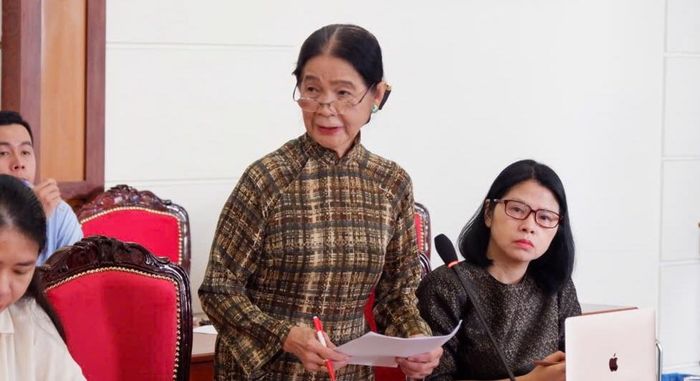 Luật sư Trương Thị Hòa góp ý tại hội nghị. Ảnh: SONG MAI