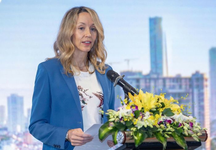  Phó Đại sứ Hoa Kỳ tại Việt Nam Courtney Beale phát biểu tại hội thảo. Ảnh: VIẾT CHUNG 