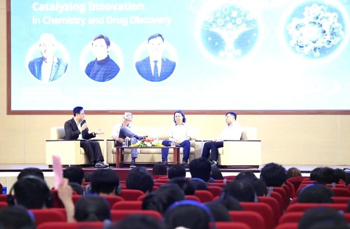  Các diễn giả trao đổi, giải đáp các câu hỏi tại chương trình - Ảnh: THANH HÙNG 