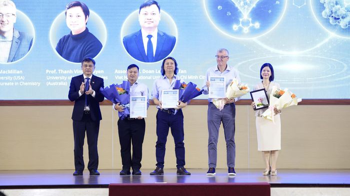  Ban tổ chức trao thư cảm ơn cho 3 diễn giả tại chương trình - Ảnh: THANH HÙNG 