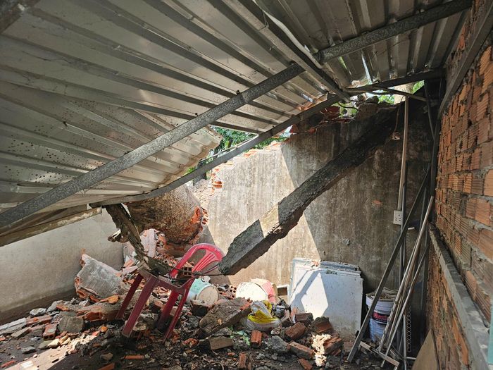 Mái tôn ở công trình gần đó bị đè sập. Ảnh: KIẾN VĂN 