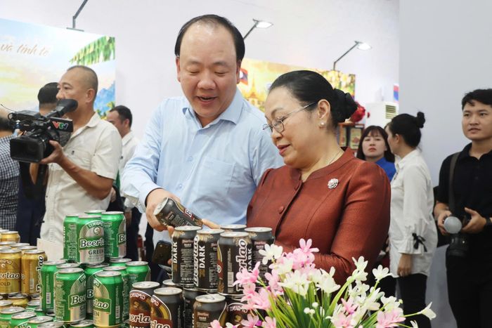  Tuần lễ sản phẩm Việt - Lào tại Hà Nội, khai mạc chiều 1-10. Ảnh: BẢO TRUNG 