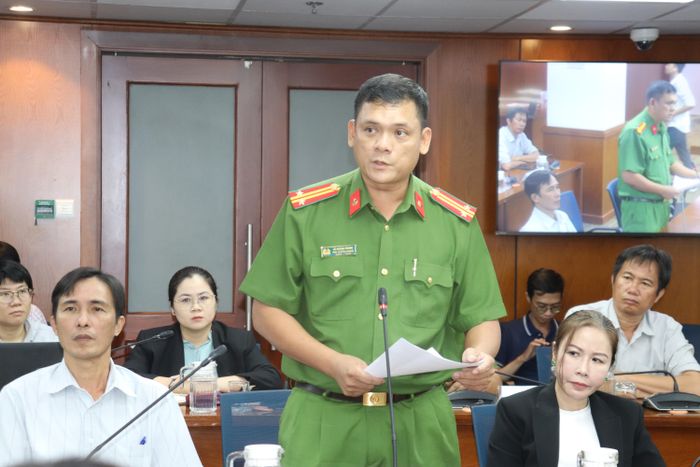  Trung tá Lê Hoàng Phong, Phó Trưởng Phòng Cảnh sát quản lý hành chính về trật tự xã hội (PC06), Công an TPHCM, thông tin tại họp báo 