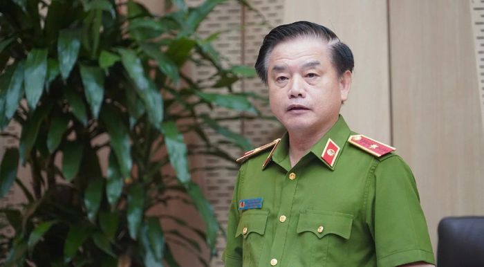 Thiếu tướng Trần Văn Toản phát biểu tại buổi họp báo. Ảnh: TIẾN CƯỜNG
