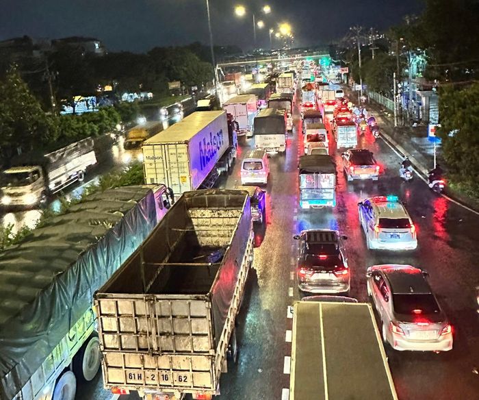  Kẹt xe kéo dài trên đường Đỗ Mười (đoạn qua phường An Phú Đông, phường Thới An). Ảnh: XUÂN TRUNG 