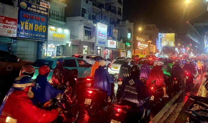  Vất vả di chuyển trên đường Phan Đình Phùng (phường Phú Nhuận). Ảnh: KIÊN CƯỜNG 