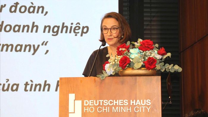  Tổng Lãnh sự nước Cộng hòa Liên bang Đức tại TPHCM Andrea Sühl phát biểu tại lễ kỷ niệm. Ảnh: THỤY VŨ 